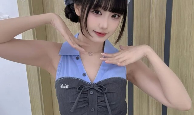 LPL主持周敢敢晒照：非常甜妹，生活给我一拳，我出布