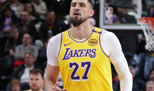 英雄联盟世界赛官网-浓眉交易后遗症凸显！湖人中锋羸弱拖累东詹冲冠？