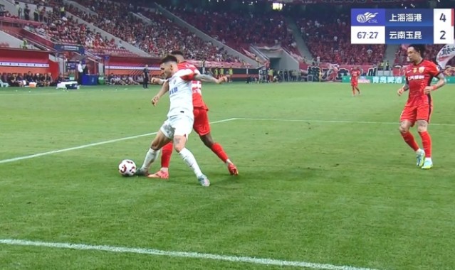 第65分钟，约尼查禁区内被茹萨踢倒，裁判未有表示，VAR未介入